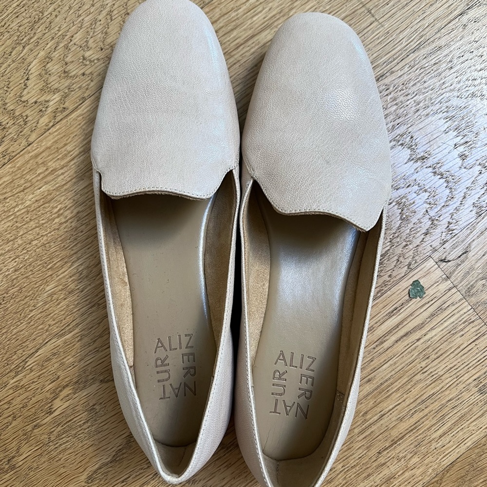 Naturalizer beige loafers